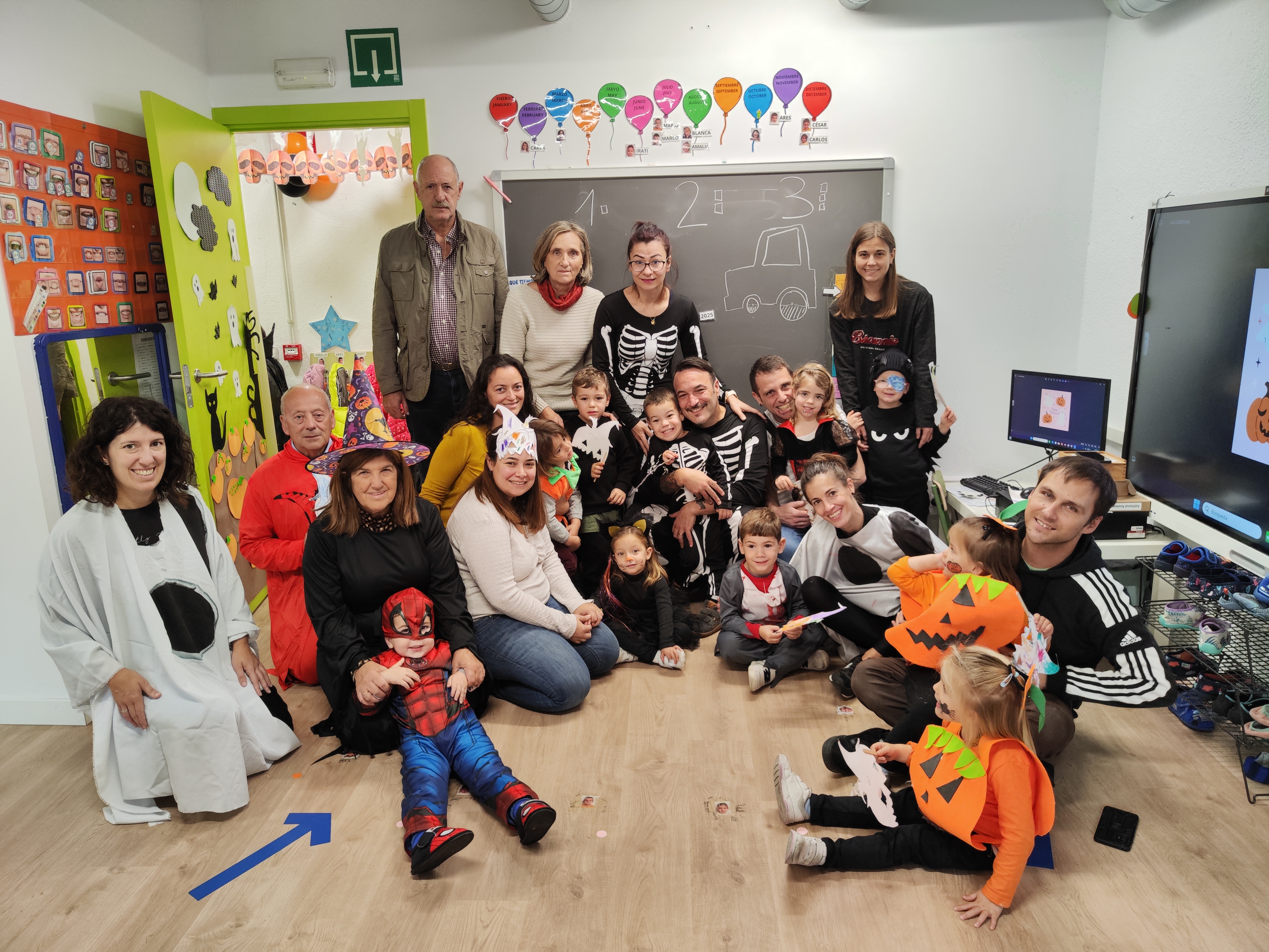 Familias y alumnado comparten una mañana creativa en la escuela