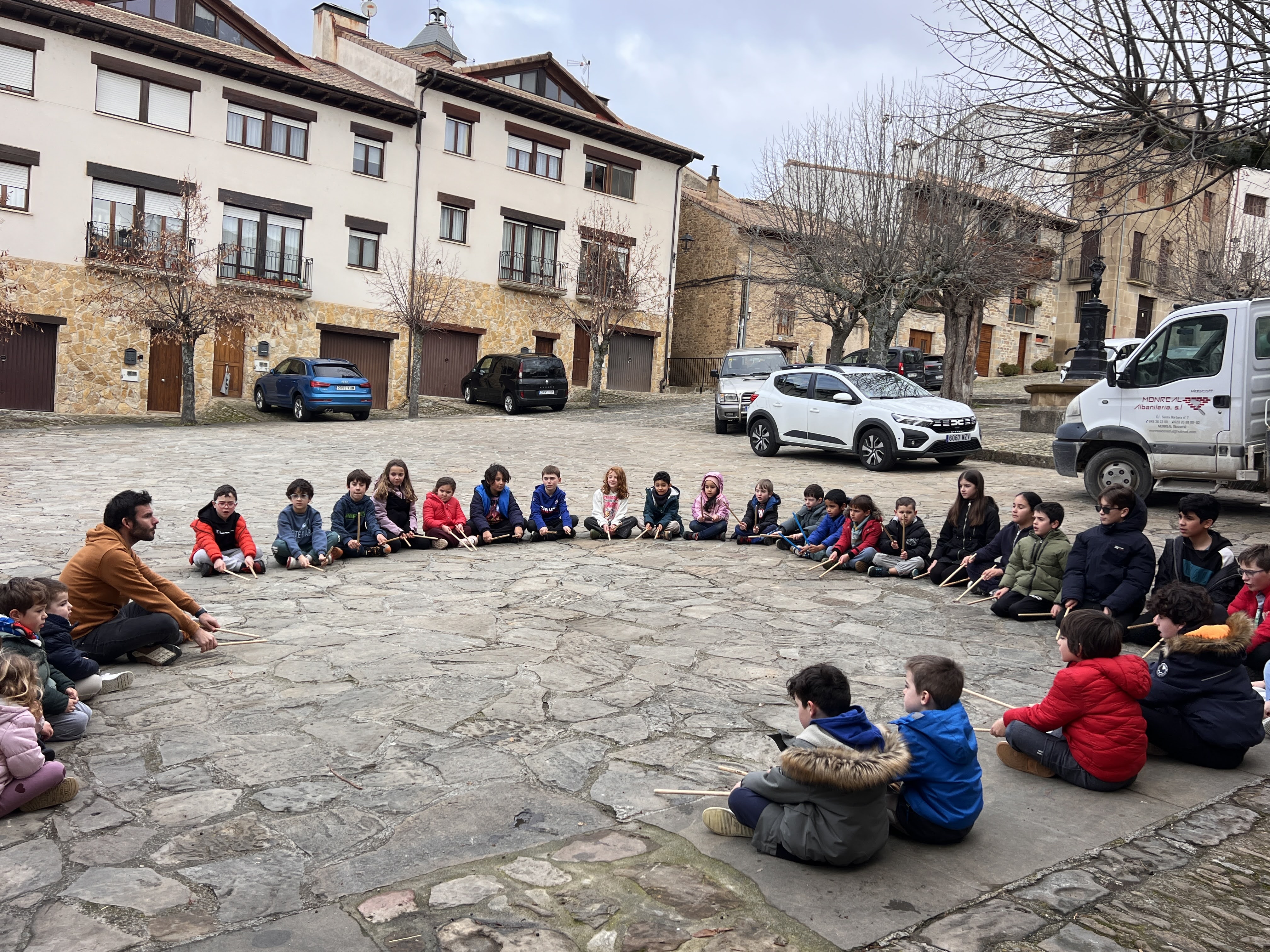 El alumnado del Colegio Santa Bárbara celebra San Sebastián con una actuación musical en la plaza de Monreal